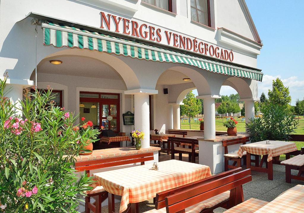 לינה וארוחת בוקר Hegykő Nyerges Vendegfogado מראה חיצוני תמונה